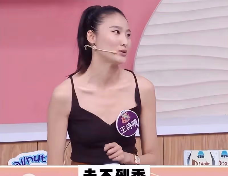 王詩晴7天走19場秀,跑道腳上貼520膠水:大不了撕掉皮