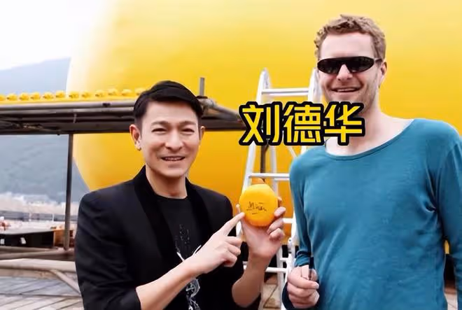鄭志剛 李嘉欣 霍啟剛迎接大黃鴨回港,眾明星藝人紛紛打卡