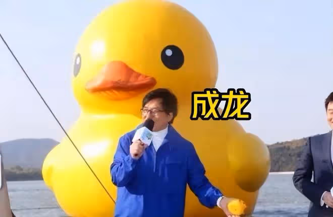 鄭志剛 李嘉欣 霍啟剛迎接大黃鴨回港,眾明星藝人紛紛打卡