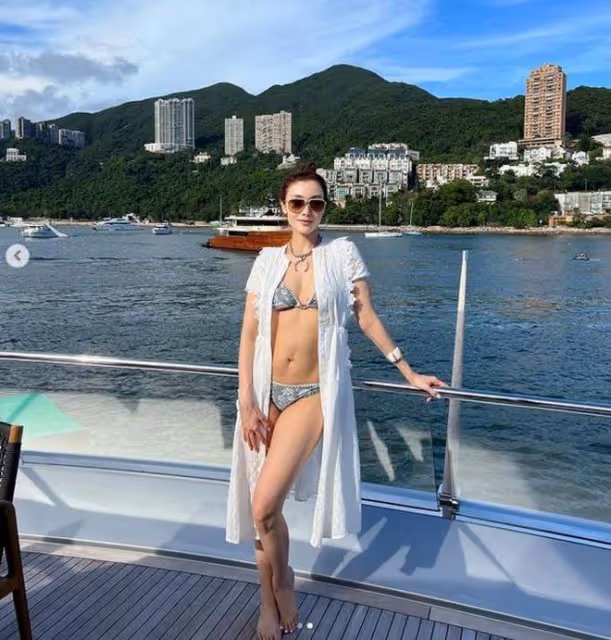 鄭志剛 李嘉欣 霍啟剛迎接大黃鴨回港,眾明星藝人紛紛打卡
