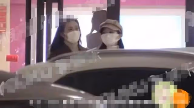 任嘉倫開suv老婆坐副駕駛，這幸福是別人無法享受的