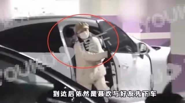 任嘉倫開suv老婆坐副駕駛，這幸福是別人無法享受的