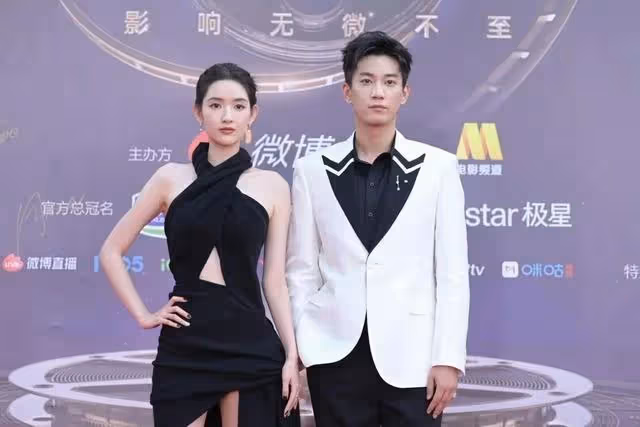 王子奇、王玉雯首次同框走紅毯，三搭的默契！