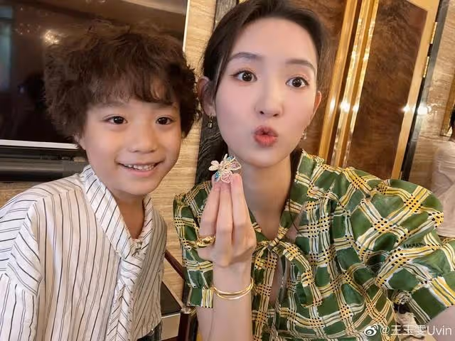 王子奇、王玉雯首次同框走紅毯，三搭的默契！