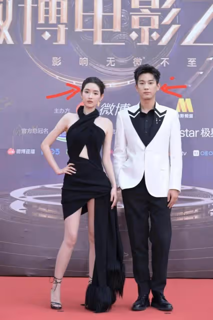 王子奇、王玉雯首次同框走紅毯，三搭的默契！