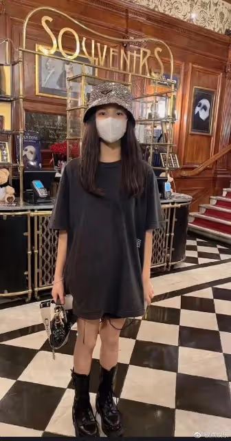 曝李湘身家5000億,王詩齡一年安保費10億,網友:比馬雲還有錢?
