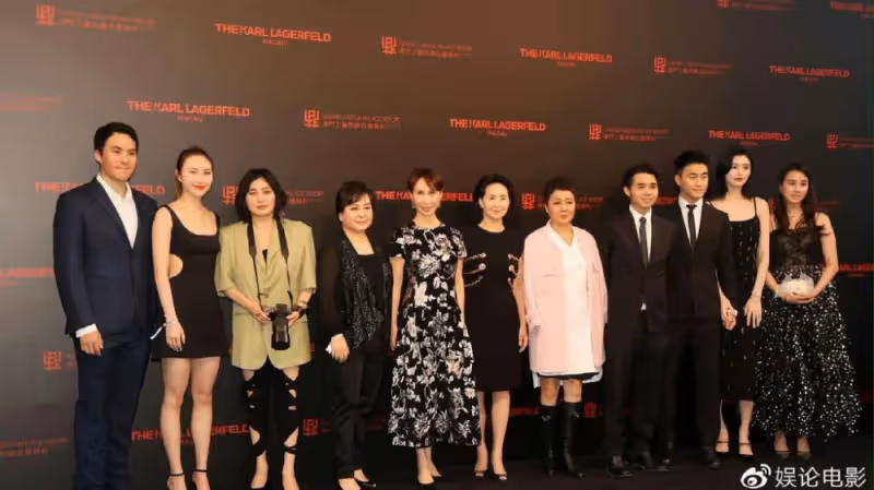 賭王三房出席活動，何超瓊站C位力撼四太，三太倆子女出席顯勢弱