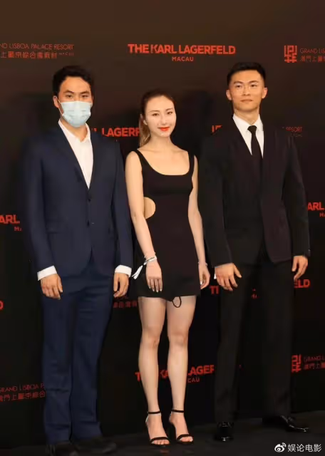 賭王三房出席活動,何超瓊站C位力撼四太,三太倆子女出席顯勢弱
