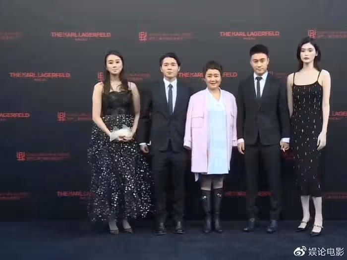 賭王三房出席活動,何超瓊站C位力撼四太,三太倆子女出席顯勢弱