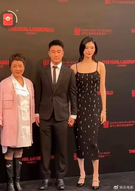 賭王三房出席活動,何超瓊站C位力撼四太,三太倆子女出席顯勢弱