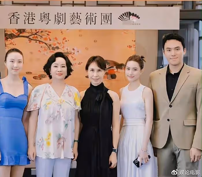 賭王三房出席活動,何超瓊站C位力撼四太,三太倆子女出席顯勢弱