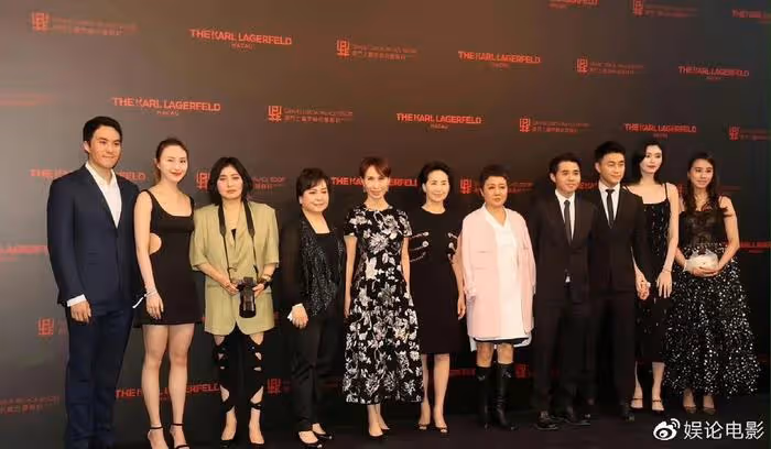 賭王三房出席活動,何超瓊站C位力撼四太,三太倆子女出席顯勢弱