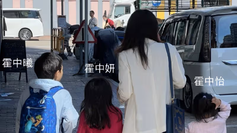 郭晶晶獨自帶3個孩子出街，再穿59元帆布鞋，倆女兒大夏天穿毛衣