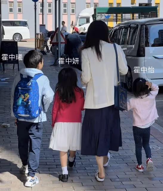 郭晶晶獨自帶3個孩子出街,再穿59元帆布鞋,倆女兒大夏天穿毛衣