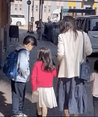 郭晶晶獨自帶3個孩子出街,再穿59元帆布鞋,倆女兒大夏天穿毛衣