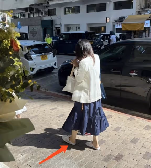郭晶晶獨自帶3個孩子出街,再穿59元帆布鞋,倆女兒大夏天穿毛衣