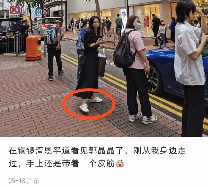郭晶晶獨自帶3個孩子出街,再穿59元帆布鞋,倆女兒大夏天穿毛衣