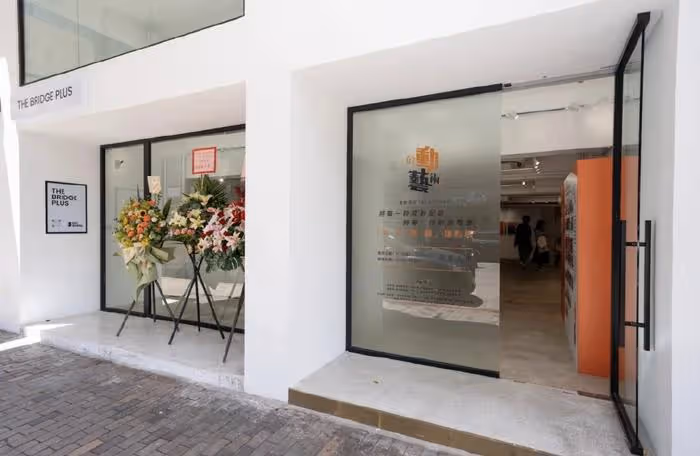 郭晶晶獨自帶3個孩子出街,再穿59元帆布鞋,倆女兒大夏天穿毛衣
