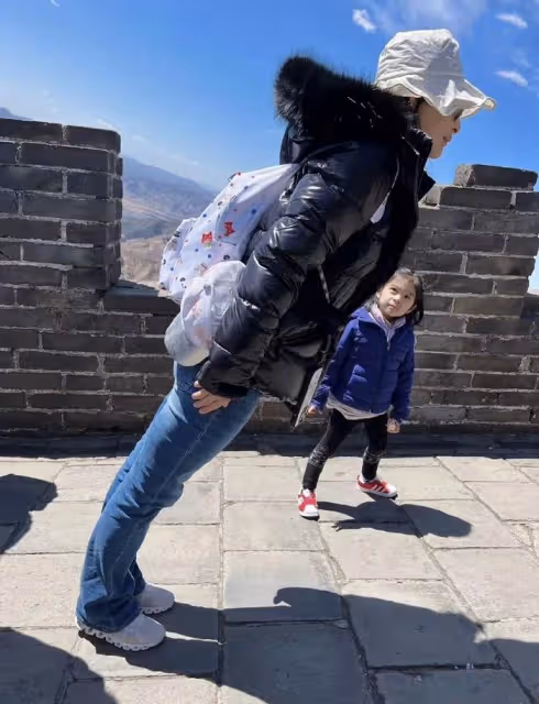 郭晶晶獨自帶3個孩子出街,再穿59元帆布鞋,倆女兒大夏天穿毛衣