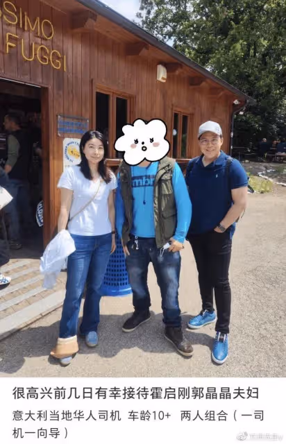 郭晶晶獨自帶3個孩子出街,再穿59元帆布鞋,倆女兒大夏天穿毛衣