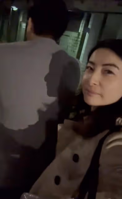 郭晶晶獨自帶3個孩子出街,再穿59元帆布鞋,倆女兒大夏天穿毛衣