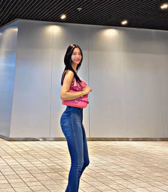 克拉拉這身材絕了,粉色弔帶配牛仔褲高挑時髦,曲線曼妙惹人羨