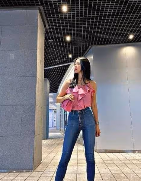 克拉拉這身材絕了,粉色弔帶配牛仔褲高挑時髦,曲線曼妙惹人羨