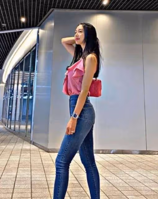 克拉拉這身材絕了,粉色弔帶配牛仔褲高挑時髦,曲線曼妙惹人羨