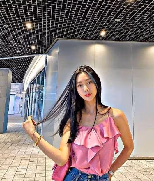 克拉拉這身材絕了,粉色弔帶配牛仔褲高挑時髦,曲線曼妙惹人羨
