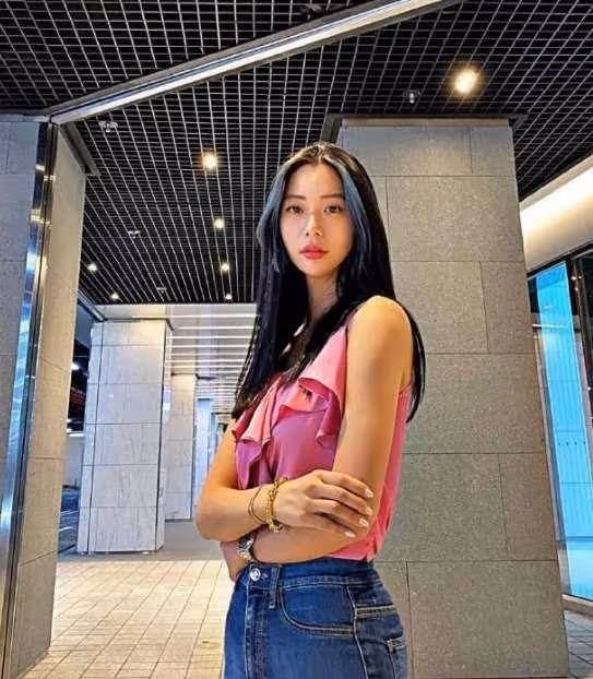 克拉拉這身材絕了,粉色弔帶配牛仔褲高挑時髦,曲線曼妙惹人羨