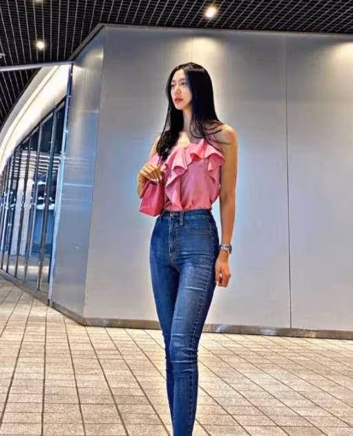 克拉拉這身材絕了,粉色弔帶配牛仔褲高挑時髦,曲線曼妙惹人羨