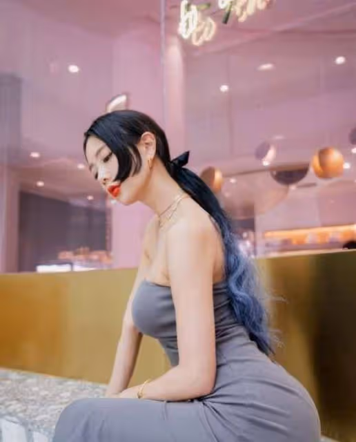 克拉拉這身材絕了,粉色弔帶配牛仔褲高挑時髦,曲線曼妙惹人羨