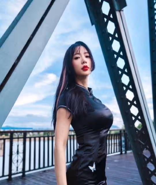 克拉拉這身材絕了,粉色弔帶配牛仔褲高挑時髦,曲線曼妙惹人羨