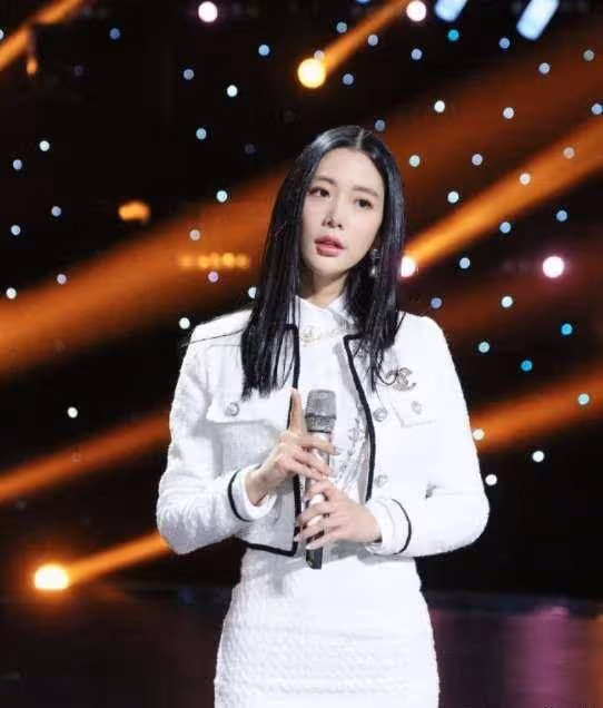 克拉拉這身材絕了,粉色弔帶配牛仔褲高挑時髦,曲線曼妙惹人羨