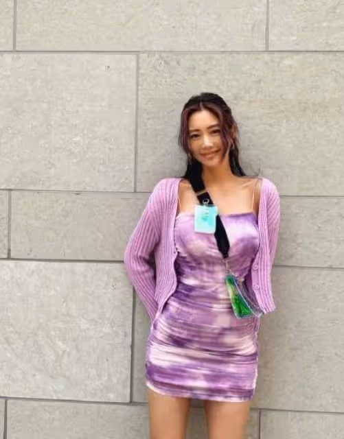 克拉拉這身材絕了,粉色弔帶配牛仔褲高挑時髦,曲線曼妙惹人羨