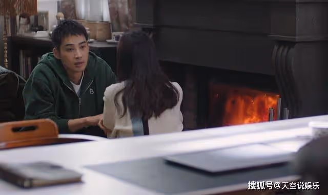 《熟年》大熱天還燒壁爐?倪偉貞的小資生活,離不開火焰的襯托