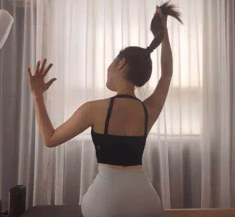 經典的時尚褲,穿出女性曼妙的身姿,輕鬆展現出迷人的魅力