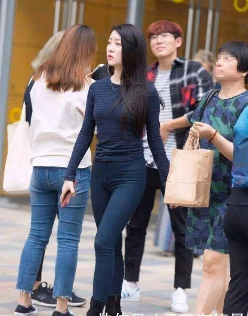 黑色緊身上衣搭配高腰牛仔褲，高挑迷人，秀出曼妙身姿！