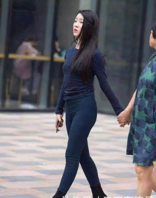 黑色緊身上衣搭配高腰牛仔褲，高挑迷人，秀出曼妙身姿！