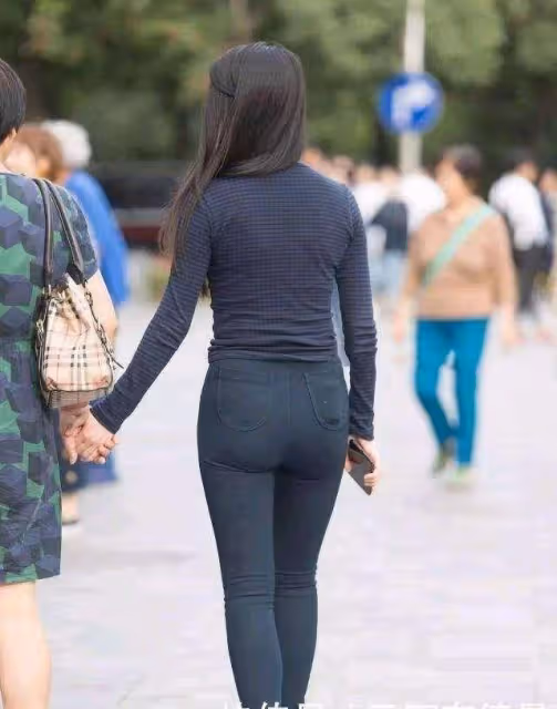 黑色緊身上衣搭配高腰牛仔褲，高挑迷人，秀出曼妙身姿！