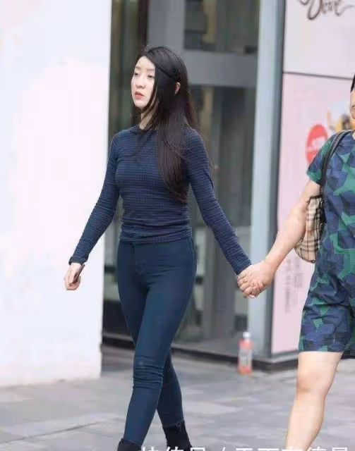 黑色緊身上衣搭配高腰牛仔褲，高挑迷人，秀出曼妙身姿！