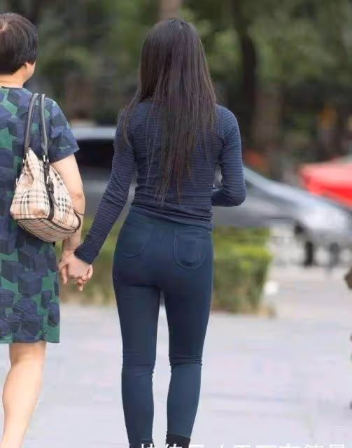 黑色緊身上衣搭配高腰牛仔褲，高挑迷人，秀出曼妙身姿！