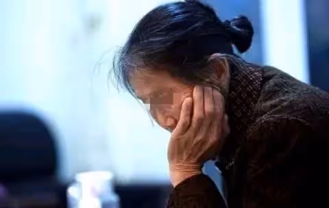 我幫女兒照顧外孫,女婿做好飯讓我先吃,一次盛飯時「掀開鍋蓋」我忍不住落淚!