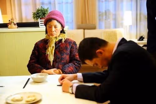 我幫女兒照顧外孫,女婿做好飯讓我先吃,一次盛飯時「掀開鍋蓋」我忍不住落淚!