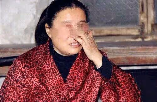 我幫女兒照顧外孫，女婿做好飯讓我先吃，一次盛飯時「掀開鍋蓋」我忍不住落淚！