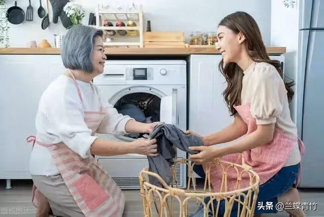 我五一回了趟老家,看到兒媳發的朋友圈,轉身去銀行凍結了工資卡