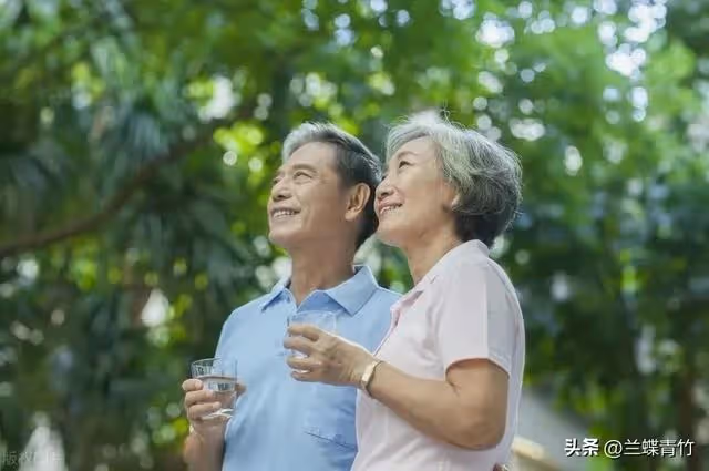我五一回了趟老家,看到兒媳發的朋友圈,轉身去銀行凍結了工資卡