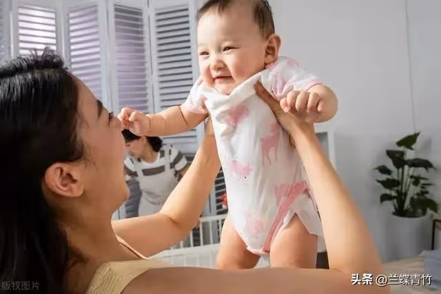 我五一回了趟老家,看到兒媳發的朋友圈,轉身去銀行凍結了工資卡