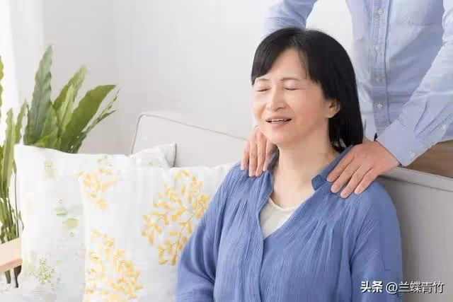 我五一回了趟老家,看到兒媳發的朋友圈,轉身去銀行凍結了工資卡