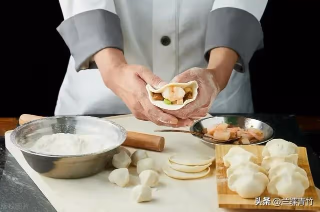 我五一回了趟老家,看到兒媳發的朋友圈,轉身去銀行凍結了工資卡